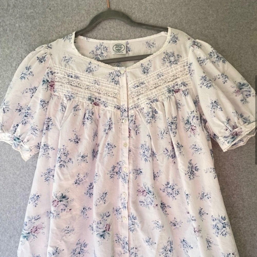 Laura Ashley 100% Cotton White and Blue Floral vintage nightgown with pockets L